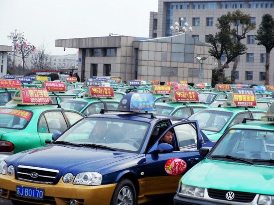江蘇鹽城800出租車罷運要求政府打擊黑車(組圖)