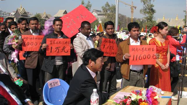 云南景洪市：外國人參與“捐資助學”義演活動