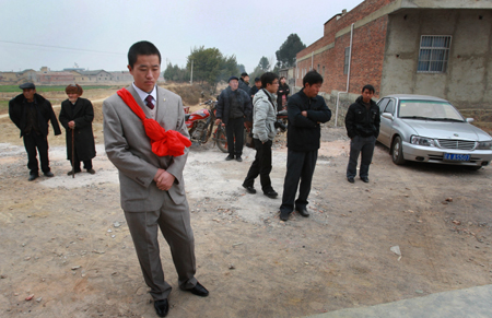 云南“許霆”何鵬：從無期改8年半