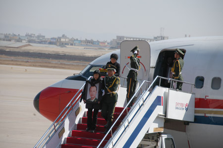 東航班機載云南赴海地維和警察回歸故里