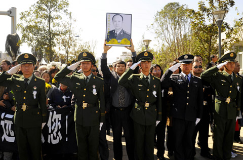 三名維和警察骨灰運(yùn)抵昆明(圖)