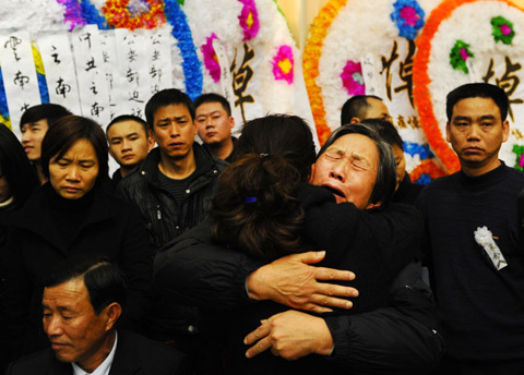 三名維和警察骨灰運(yùn)抵昆明(圖)