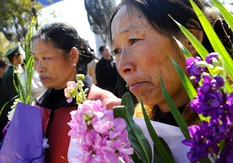 三名維和警察骨灰運(yùn)抵昆明(圖)