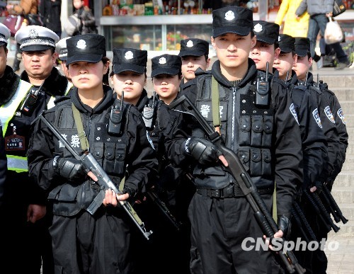 河南女子特警首次亮相春運安保