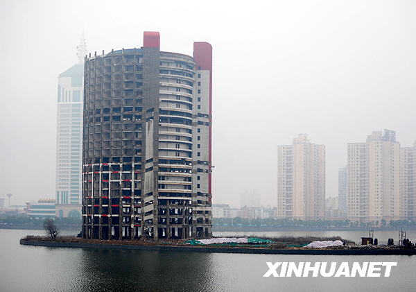 南昌市五星級五湖大酒店爆破拆除 僅13年樓齡