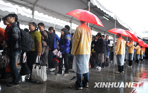 廣州日發送旅客23萬 雨中春運秩序井然