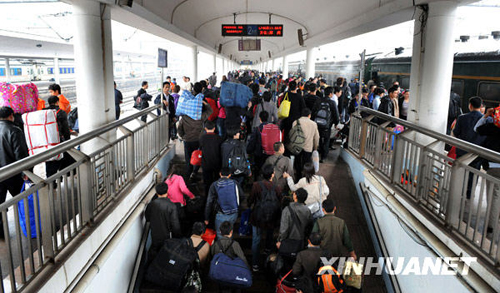 廣州日發送旅客23萬 雨中春運秩序井然