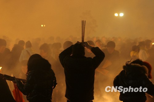 武漢歸元寺五十萬香客夜拜財神