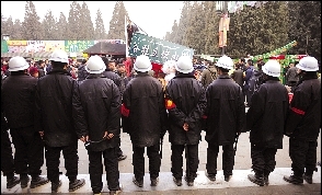 廟會謝幕攤主狂甩(組圖)