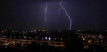 上海天空突現(xiàn)“陰陽(yáng)云”奇觀 與地震無(wú)關(guān)（圖）