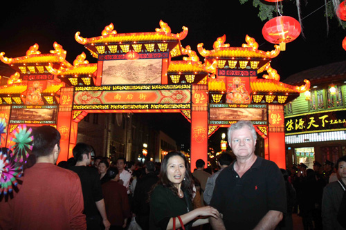 福州萬(wàn)盞宮燈迎元宵 老外感受閩都文化魅力