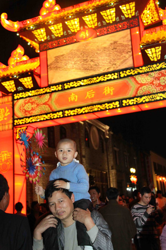 福州萬(wàn)盞宮燈迎元宵 老外感受閩都文化魅力