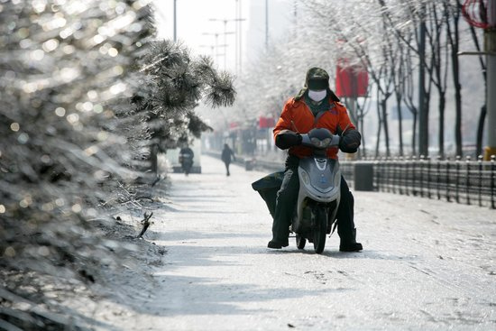 遼寧遭遇10年來(lái)最嚴(yán)重凍雨 高速一度封閉(圖)