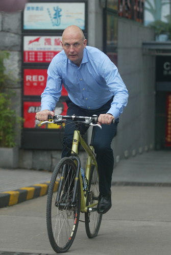 挪威領(lǐng)事體驗(yàn)廣州交通 探討城市低碳生活方式