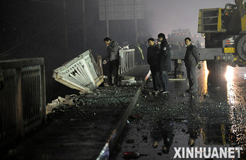 鄭州事故客車打撈出水