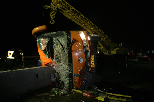 河南客車(chē)高速路上側(cè)翻 15人受傷（圖）