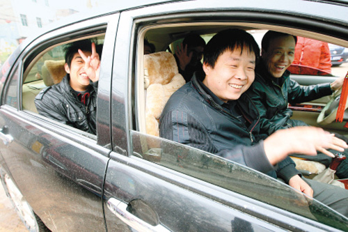 西安：職介門前老板排隊 招到工人轎車拉走