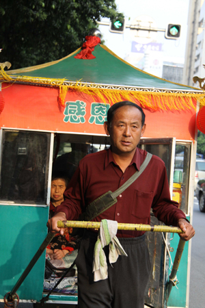 親兄弟千里載母徒步四千公里欲赴臺環(huán)島游