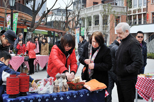 迎三八 老外太太來“練攤”（圖）