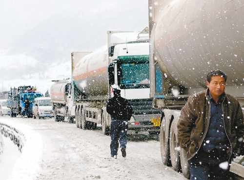 <P>秦嶺降雪藍小公路部分路段結冰嚴重通行受阻</P>