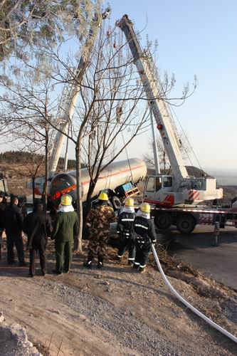 焦作：20噸液化石油氣槽車側翻 警民齊力除險