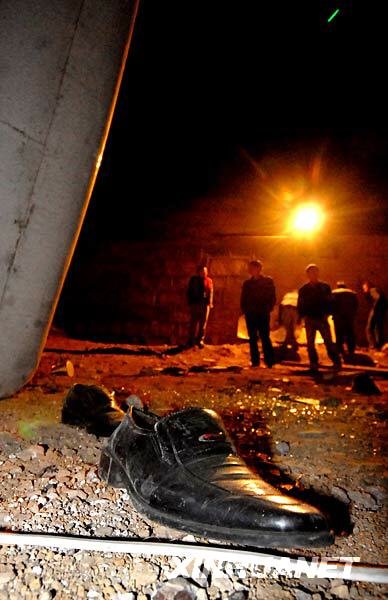 貴陽(yáng)一輛客車失控墜坡致13人死亡(組圖)