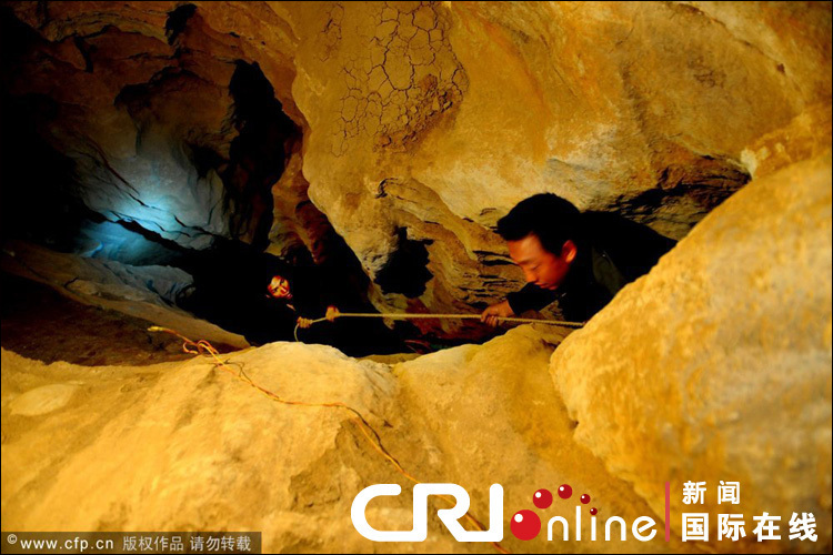 云南遭遇大旱 焦渴無奈地縫覓水(組圖)