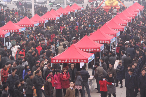 濟源市“就業促進行動”萬人招聘會（圖）