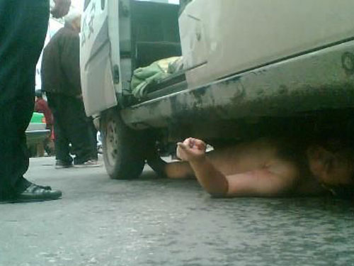 裸男街頭掀車被稱