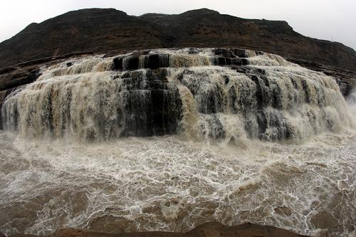 黃河壺口現(xiàn)今年最大瀑布