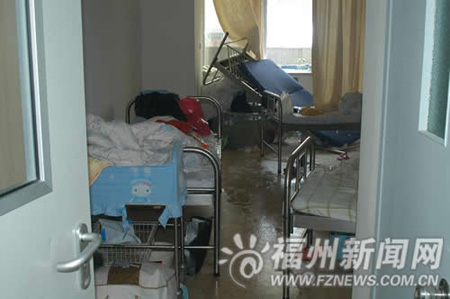 福州警方速破持刀殺人劫持人質案 8人質獲救