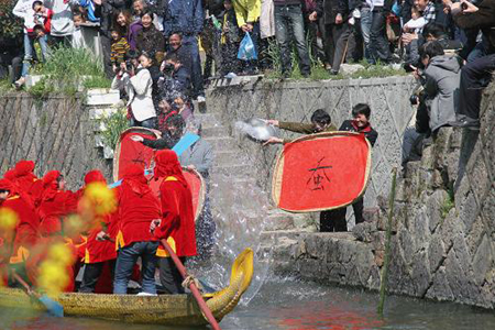 清明劃龍舟祈求蠶繭豐收