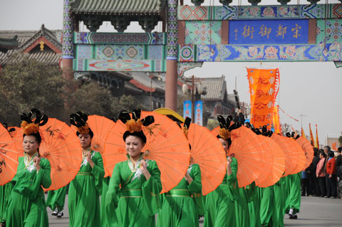 開封清明文化節(jié)展現(xiàn)歷史風(fēng)俗  開封府頒發(fā)新火種