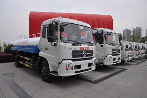 東風捐贈西南災區10輛運水車