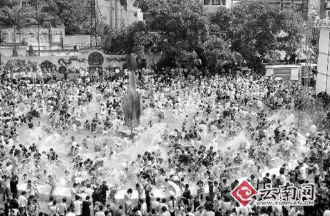 云南潑水節(jié)陸續(xù)上演 潑水狂歡改灑水祈福