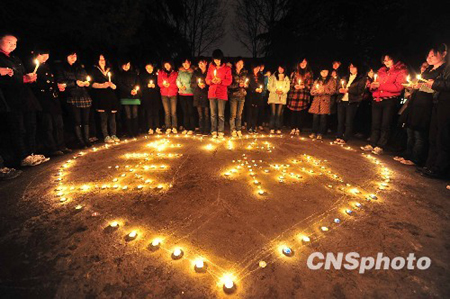 揚州大學生為玉樹地震災區燭光祈福