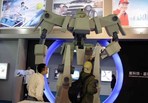 巨高“制鞋機器人”吸引眼球 成鞋博會明星