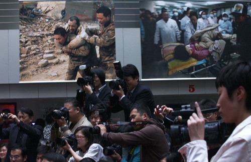 國(guó)內(nèi)外首個(gè)青海玉樹(shù)抗震救災(zāi)影展在京舉辦