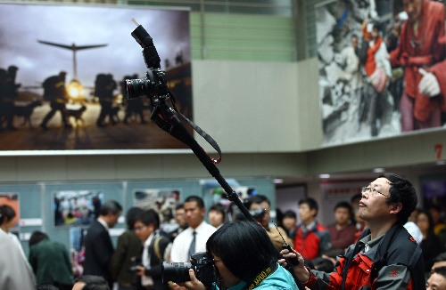 國(guó)內(nèi)外首個(gè)青海玉樹(shù)抗震救災(zāi)影展在京舉辦