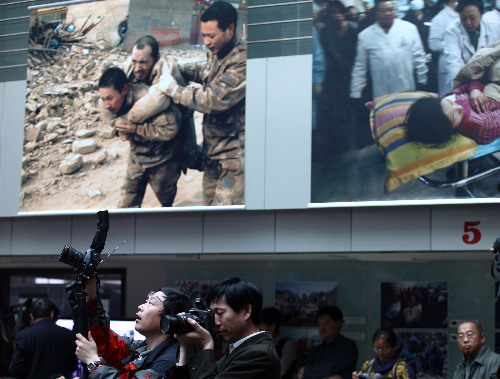 國(guó)內(nèi)外首個(gè)青海玉樹(shù)抗震救災(zāi)影展在京舉辦