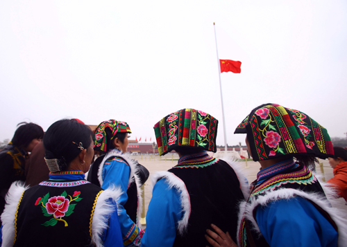 北京天安門(mén)降半旗 首都市民悼念玉樹(shù)同胞