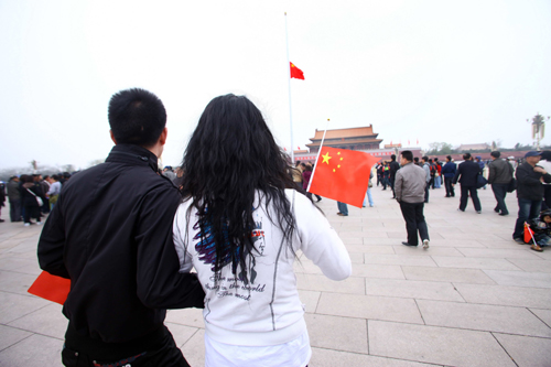 北京天安門(mén)降半旗 首都市民悼念玉樹(shù)同胞