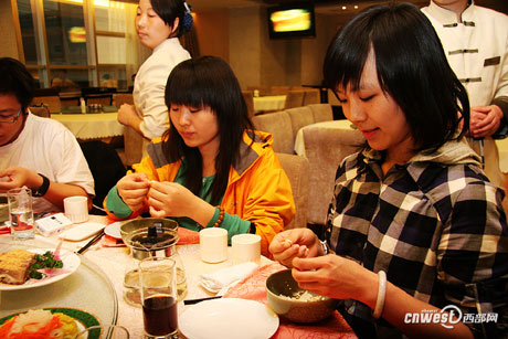 網媒陜西“美食之旅”：采訪團品嘗“天下第一碗”