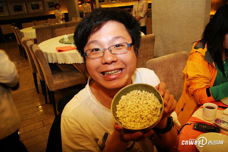 網(wǎng)媒陜西“美食之旅”：采訪團品嘗“天下第一碗”