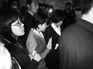 黃光裕出庭受審面容清瘦 對(duì)三項(xiàng)指控均持異議(詳細(xì))