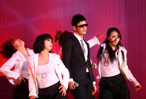 眾大腕明星騎自行車提倡低碳 個性演唱會舉行