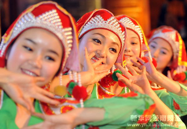 關注世博云南館：民族歌舞迎客來