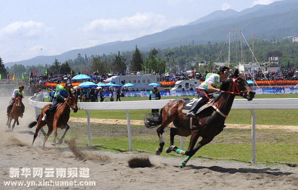 大理三月街賽馬會展開精彩競技