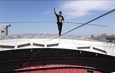 阿迪力鳥巢“鋼絲秀”