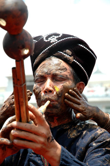 云南佤族狂歡“摸你黑”（組圖）